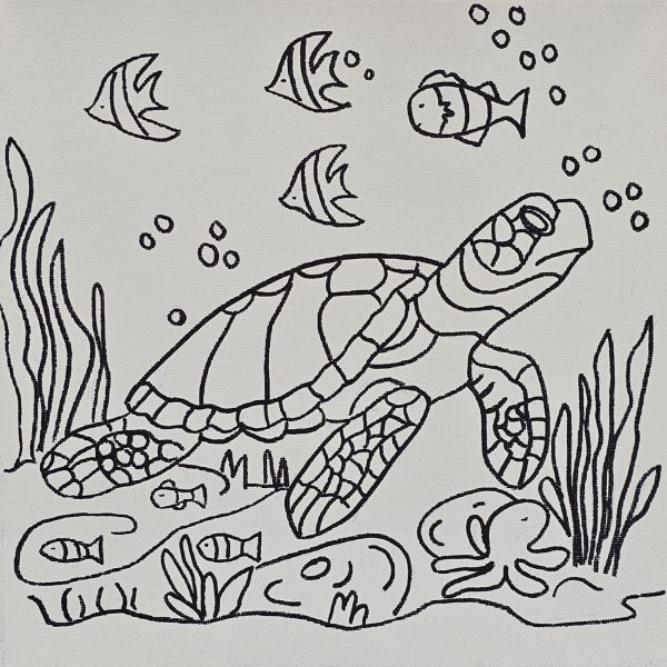 Flat view of turtle swimming in ocean